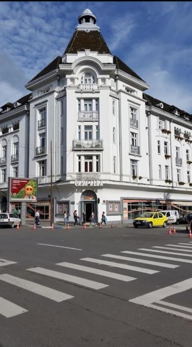 Garsoniera Centru Vechi English Park Крайова Екстер'єр фото